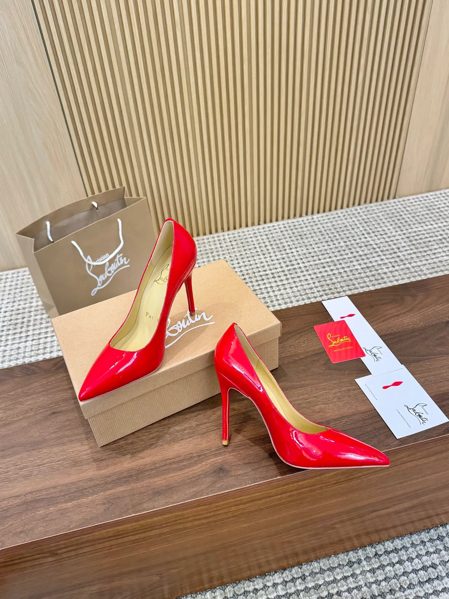 👟👟Ex-factory price 440👟👟 Genuine leather sole +40 Year-round shipment💝Christian Louboutin CL👠 Classic "💎Cow Patent Leather💎 Series" noble and luxurious, real blingbling👟👟 Real materials, all customized by the pattern maker, and the materials are made of original customized materials to achieve the taste of the original 6 color options💍 Upper: Imported 👉cow patent leather💪 Lining: Sheepskin foot pad/lining Size: 34-40.41.42 Heel height: 10.5cm and 8.5cm two options Leather sole Rubber sole